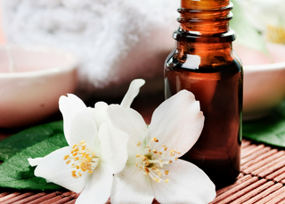8 Ways to Use Essential Oils This Winter