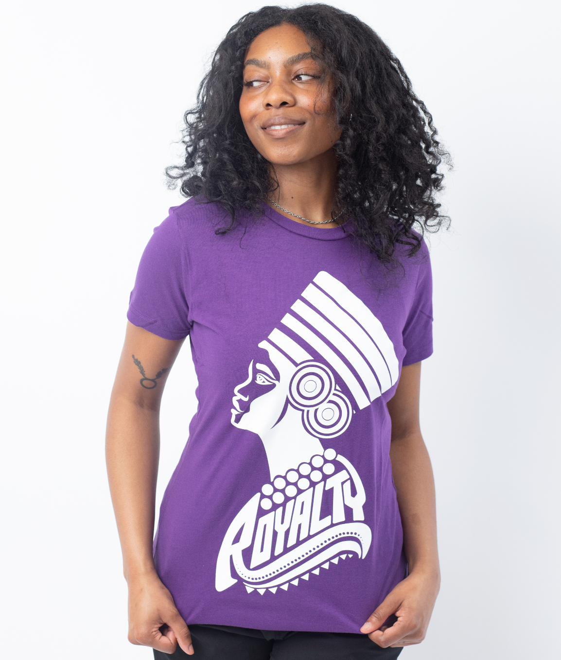 She’s Royalty Vibes Tee - Izzy & Liv